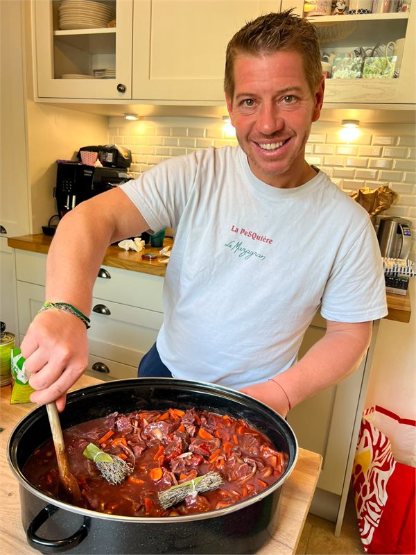 Franck en cuisine devant une daube
