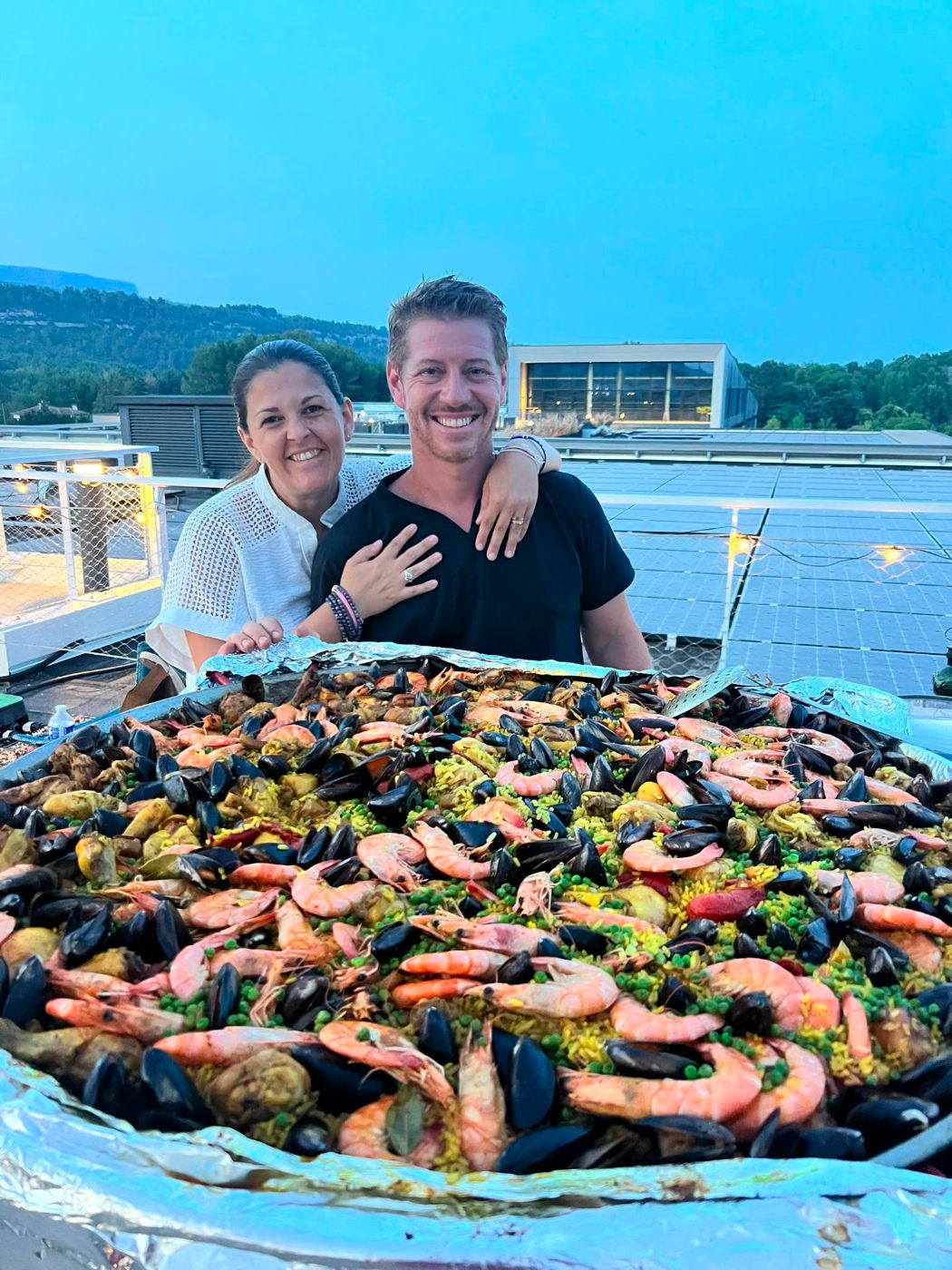 Franck et Steph devant une paella géante