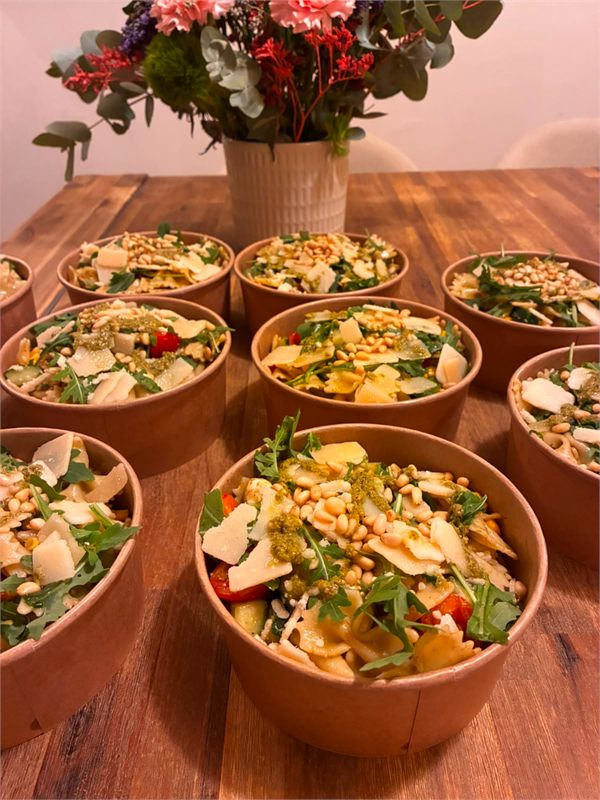 Bols de salade de pâtes au pesto, roquette et parmesan