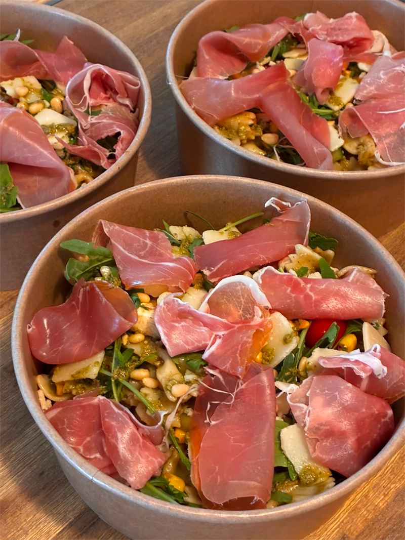 Salades composées au jambon cru
